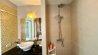 6-20 - 2 Bdr Condo With Balcony and Shared Pool