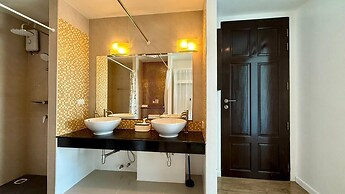 6-20 - 2 Bdr Condo With Balcony and Shared Pool