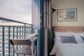 Room-makati Penthouse Studio With City V