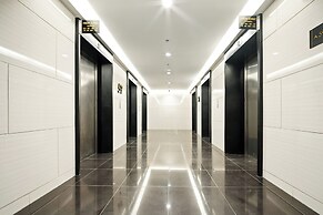 Room-makati Penthouse Studio With City V