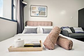 Room-makati Penthouse Studio With City V