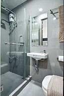 Room-makati Penthouse Studio With City V