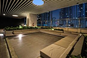 Room-makati Penthouse Studio With City V