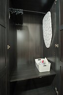 Room-makati Penthouse Studio With City V