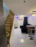 Golden Loft With Mood Lighting,stylish Staycation Loft Fast Wi-fi, Sof