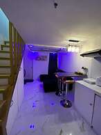 Golden Loft With Mood Lighting,stylish Staycation Loft Fast Wi-fi, Sof