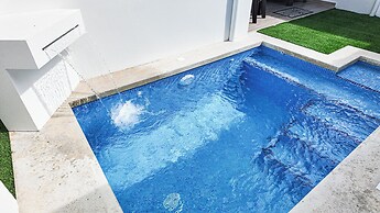 Macaw House with private pool