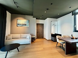 128 LIM - 2106 Stay Only Tower Suite