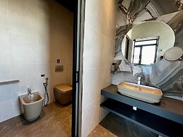 128 LIM - 2106 Stay Only Tower Suite