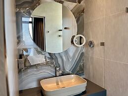 128 LIM - 2106 Stay Only Tower Suite