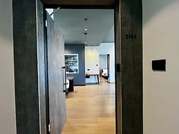 128 LIM - 2106 Stay Only Tower Suite