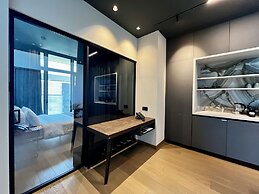 128 LIM - 2005 Stay Only Tower Suite