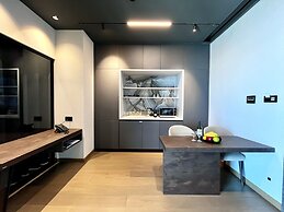 128 LIM - 2005 Stay Only Tower Suite