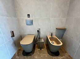 128 LIM - 2005 Stay Only Tower Suite