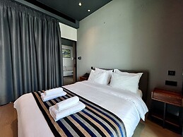 128 LIM - 2005 Stay Only Tower Suite
