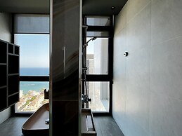 128 LIM - 2005 Stay Only Tower Suite