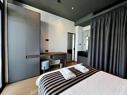 128 LIM - 2005 Stay Only Tower Suite