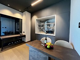 128 LIM - 2005 Stay Only Tower Suite