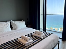 128 LIM - 2005 Stay Only Tower Suite