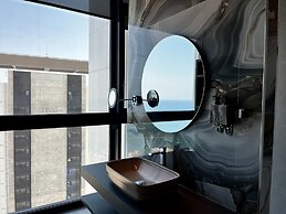 128 LIM - 2005 Stay Only Tower Suite
