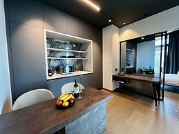 128 LIM - 2002 Stay Only Tower Suite