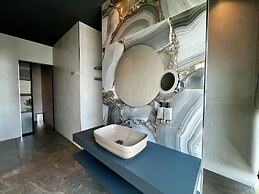 128 LIM - 2002 Stay Only Tower Suite