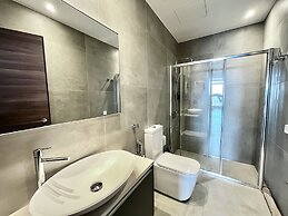128 LIM - 2002 Stay Only Tower Suite