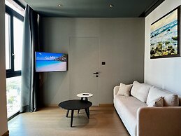 128 LIM - 2002 Stay Only Tower Suite
