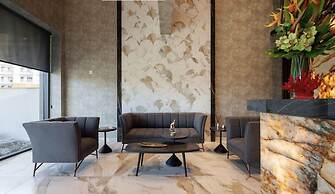 128 LIM - 2002 Stay Only Tower Suite