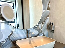 128 LIM - 2001 Stay Only Tower Suite