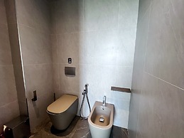 128 LIM - 2001 Stay Only Tower Suite