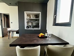 128 LIM - 2001 Stay Only Tower Suite