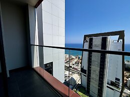 128 LIM - 2001 Stay Only Tower Suite