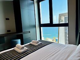 128 LIM - 2001 Stay Only Tower Suite