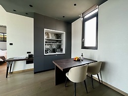 128 LIM - 2001 Stay Only Tower Suite
