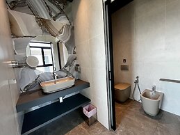 128 LIM - 2001 Stay Only Tower Suite