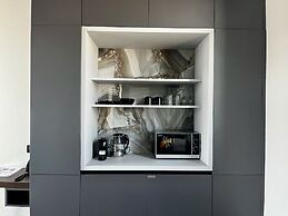 128 LIM - 2001 Stay Only Tower Suite