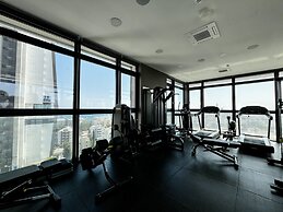 128 LIM - 2001 Stay Only Tower Suite