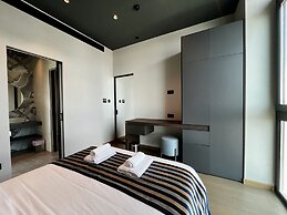 128 LIM - 2001 Stay Only Tower Suite