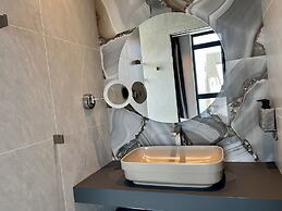 128 LIM - 2001 Stay Only Tower Suite
