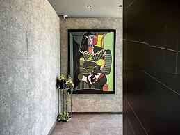 128 LIM - 2001 Stay Only Tower Suite