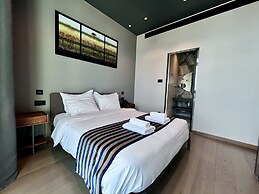 128 LIM - 2001 Stay Only Tower Suite