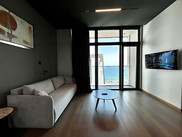 128 LIM - 2001 Stay Only Tower Suite