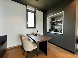 128 LIM - 2006 Stay Only Tower Suite