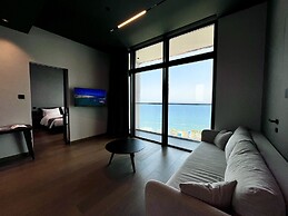 128 LIM - 2006 Stay Only Tower Suite