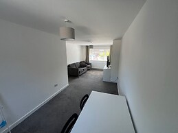 3 Bedroom House - Sleeps 6 & Free Parking