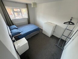 3 Bedroom House - Sleeps 6 & Free Parking