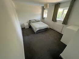 3 Bedroom House - Sleeps 6 & Free Parking