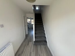 3 Bedroom House - Sleeps 6 & Free Parking
