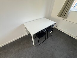 3 Bedroom House - Sleeps 6 & Free Parking
